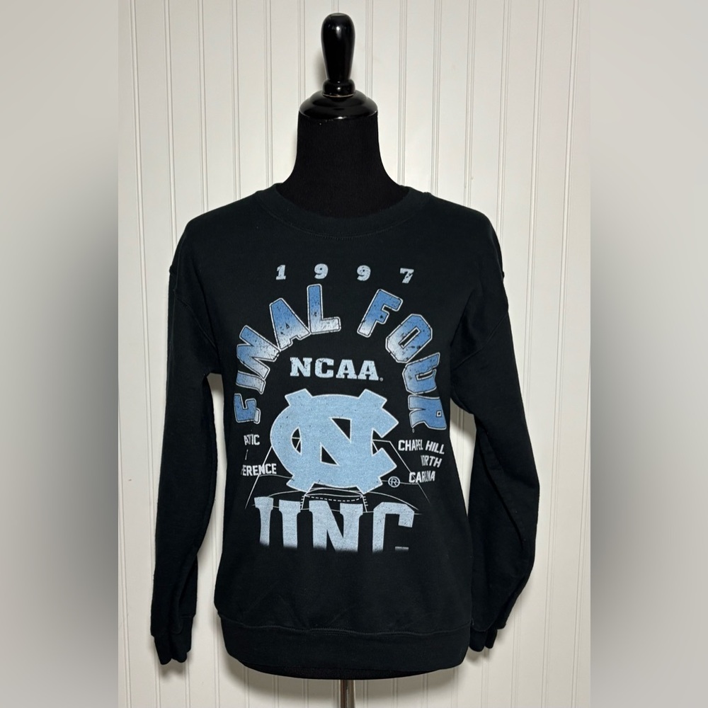 NCAA UNC 1997 Final Four Sweatshirt Tar Heels Womens Size Small Black Blue